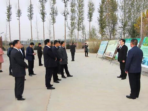 市政府副市長任慶虎帶領(lǐng)全市畜牧業(yè)綠色生態(tài)發(fā)展現(xiàn)場(chǎng)會(huì)與會(huì)人員到次邱鎮(zhèn)觀摩