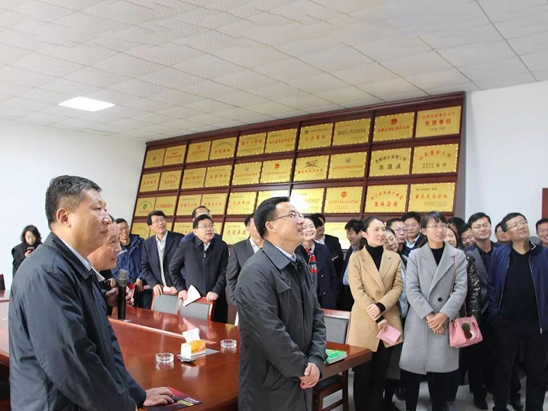 市政府副市長任慶虎帶領(lǐng)全市畜牧業(yè)綠色生態(tài)發(fā)展現(xiàn)場(chǎng)會(huì)與會(huì)人員到次邱鎮(zhèn)觀摩